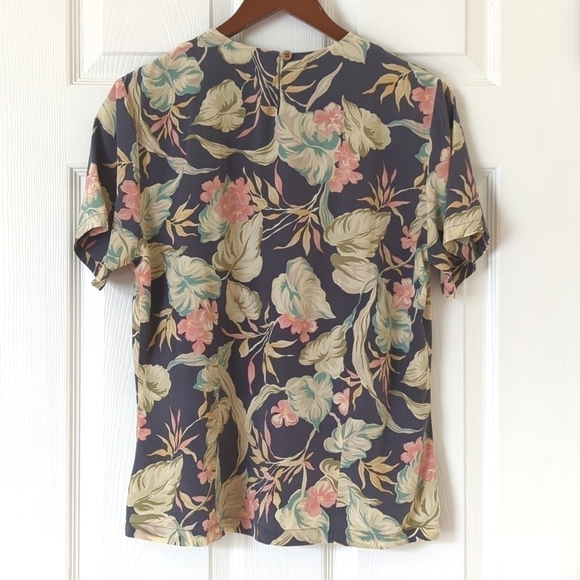 Chaus 90's Vintage 100% Silk Light Floral Short Sleeve Round Neck Blouse Gray 8 - Picture 9 of 11